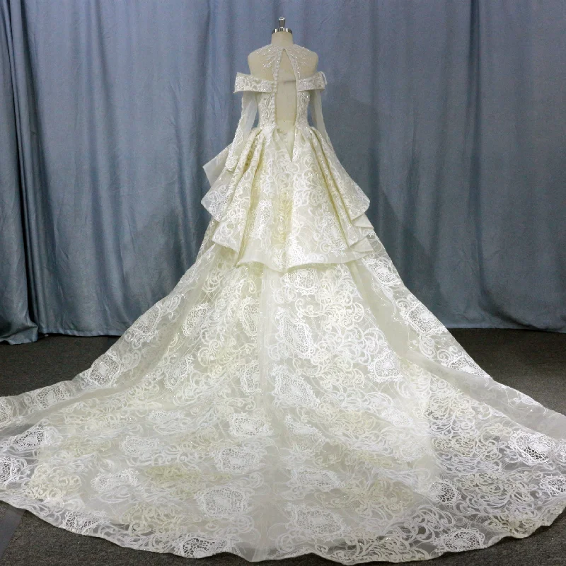 Luxurious Lace Bridal Ball Gown Wedding Dress with Long Sleeve